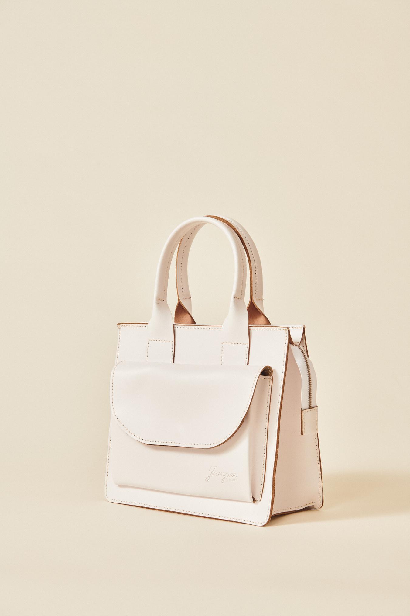 【THE MUSEUM VISITOR】 FUR MINIBAG (WHITE) Mini Teacher - Swedish-made teacher bag | Jumperfabriken
